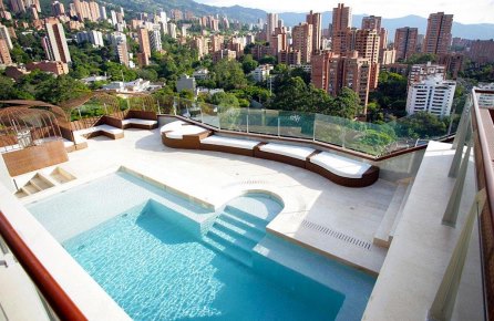hoteles en medellin con piscina