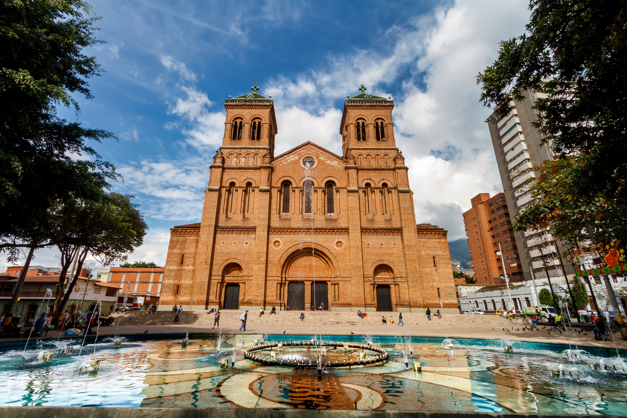 hoteles en medellin con piscina